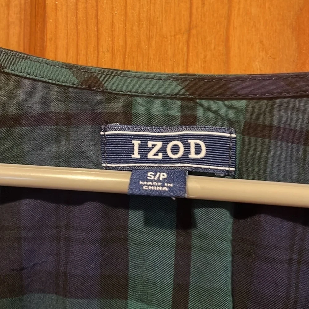 Izod women’s plaid 3/4 bell sleeve blouse size small.